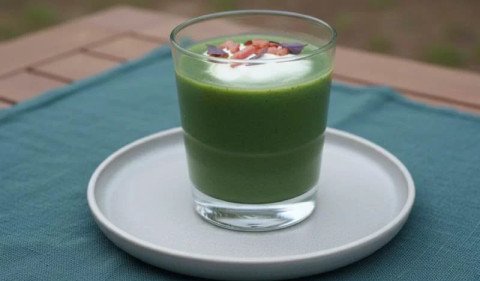 Velouté d’orties et rutabaga, chantilly salée aux lardons et basilic pourpre