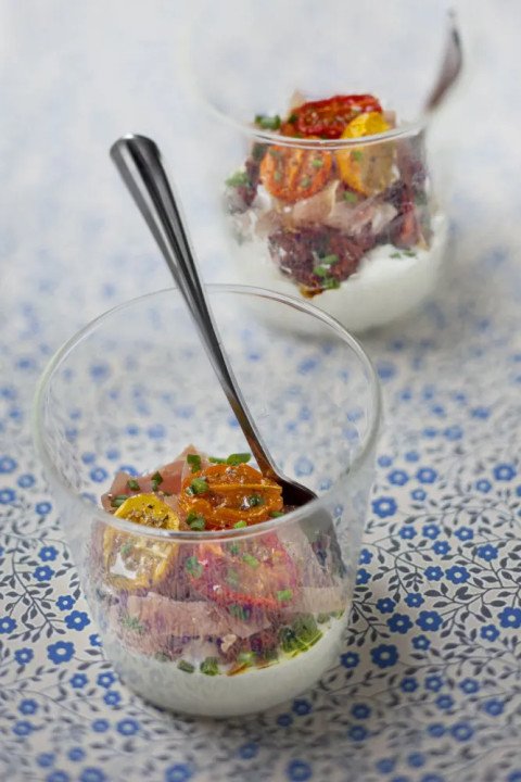 Verrine chèvre, tomates confites et jambon cru