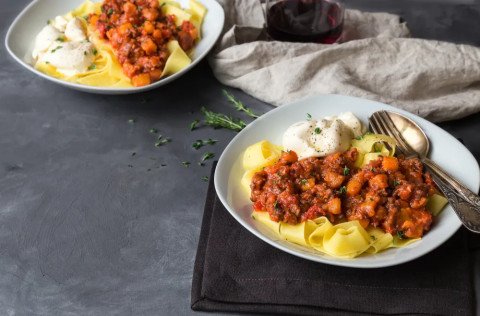 Fettucine au ragoût de tomate et burrata