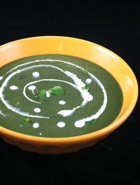 Velouté vert de printemps, petits pois, épinards et menthe