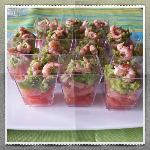 Verrines concassé de tomates et guacamole à la coriandre