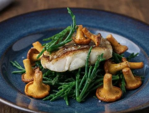 Filet de bar aux salicornes et aux girolles
