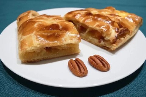 Galette des rois feuilletée aux pommes fondantes, caramel salé et pécan
