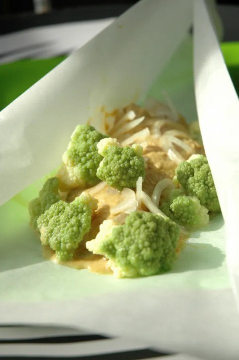 Papillote de poulet curry-coco au chou-fleur