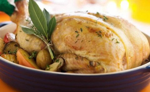 Dinde de Noël rôtie aux marrons et aux pommes