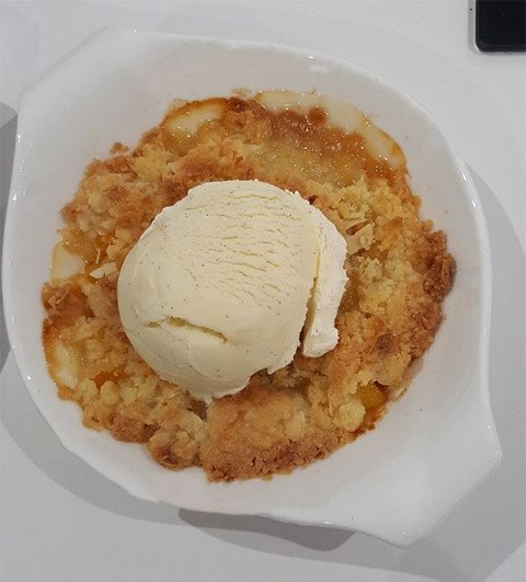 Crumble à la pêche et fleur d'oranger