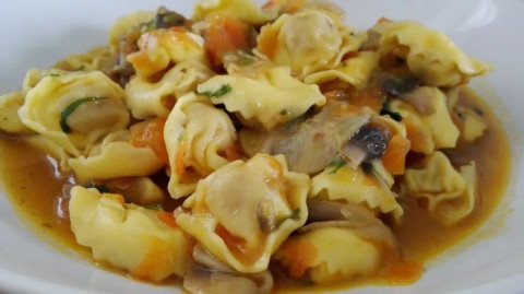 Pâtes fourrées au jambon dans leur bouillon de légumes