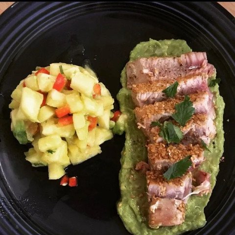 Thon tataki, crème d'avocat et salade d'ananas/poivron