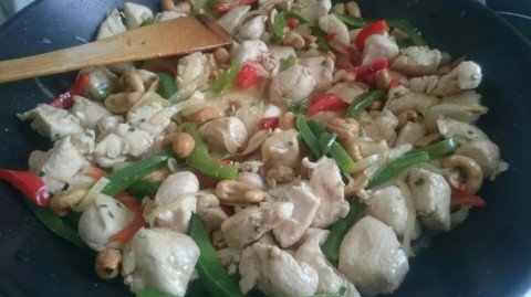 Nouilles sautées au poulet et noix de cajou