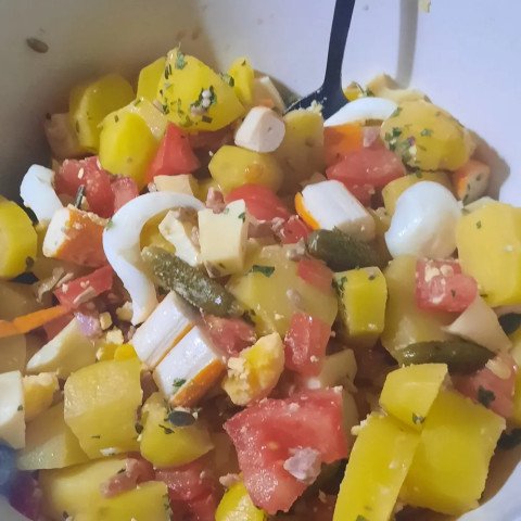 Salade composée aux pommes de terre et surimi
