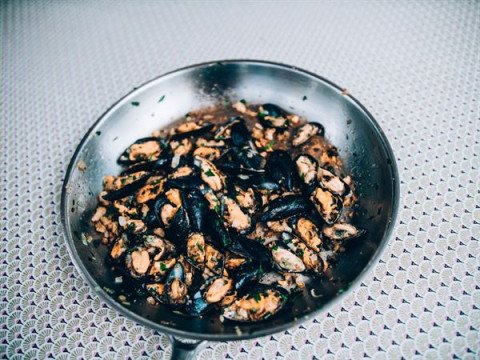 Moules sautées aux oignons, chapelure et persil