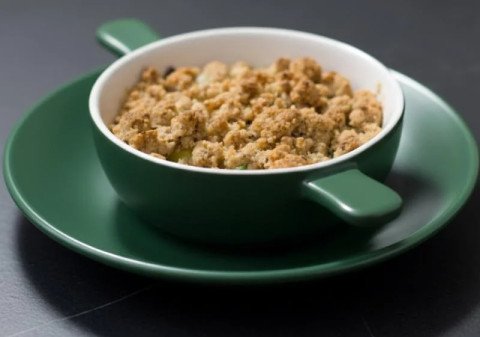 Crumble aux noisettes, poireaux et morbier