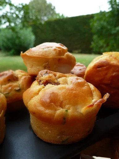 Muffins aux tomates confites, feta et basilic