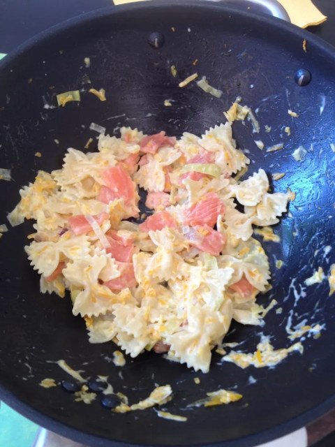 Pâtes au saumon fumé et fondue poireaux-carottes