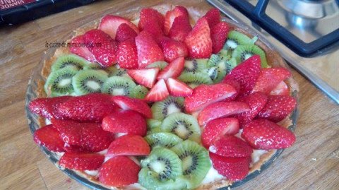 Tarte aux fraises et aux kiwis sur une crème diplomate