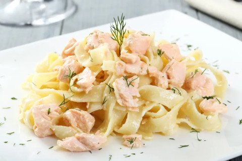 Tagliatelles froides au saumon et à la feta