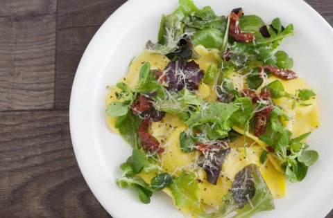 Salade de raviolis et mâche