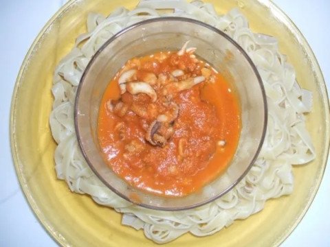 Tagliatelles aux fruits de mer et à la tomate