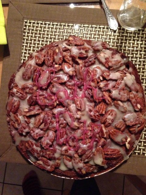 Gâteau-tarte au chocolat, noix de pécan caramélisées au beurre salé