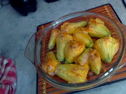 Fleurs de courgettes farcies au riz et au jambon