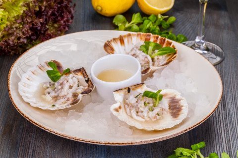 Tartare de Saint-Jacques, huitres et bar