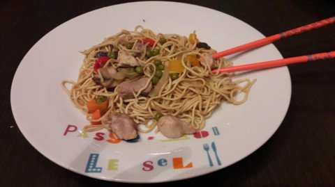 Porc sauté aux nouilles chinoises, cuisson au wok