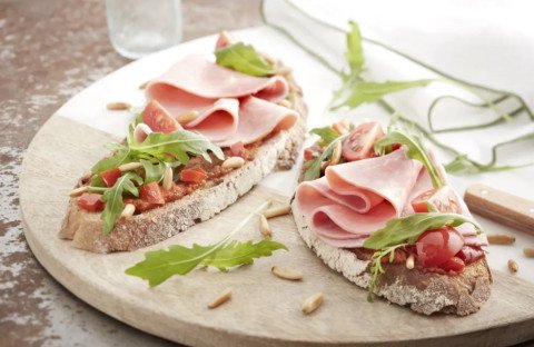 Tartines au jambon, caviar de tomate, basilic et tomates fraîches