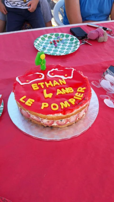 Fraisier garnie d'une crème légèrement parfumée au basilic