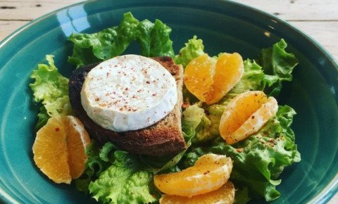 Salade au fromage de Rocamadour à la clémentine