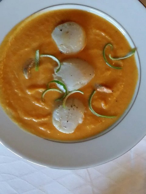 Saint-Jacques snackées au citron vert et velouté de butternut