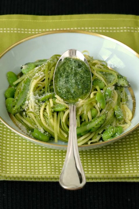 Divins spaghetti aux asperges, fèves et pois gourmands