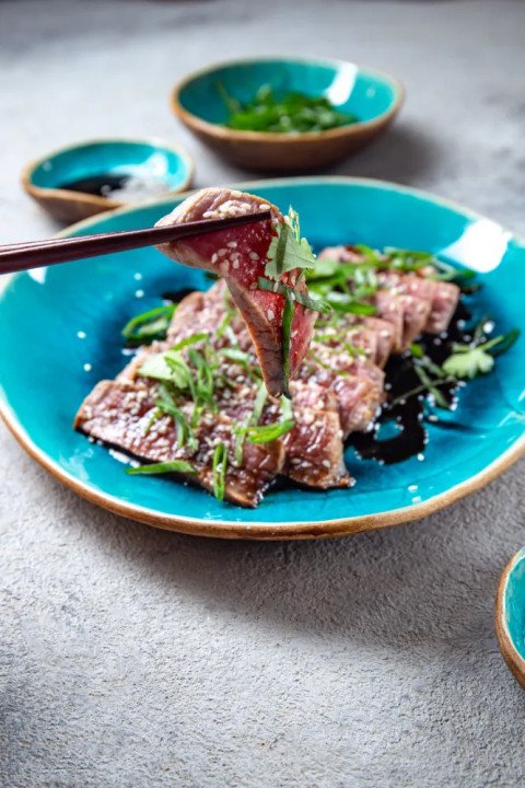 Tataki de bœuf de Kobé, condiment graine de lin grillé, mousseline de carotte au gingembre