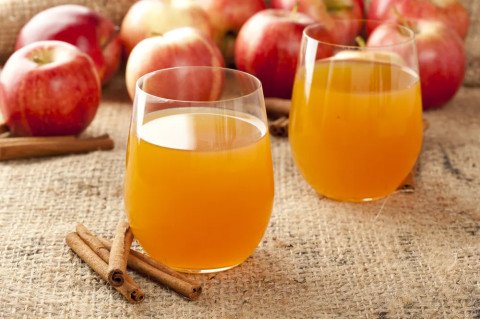 Jus de pomme chaud à la cannelle