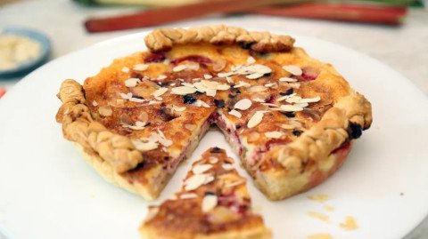 Tarte à la la rhubarbe et aux fraises