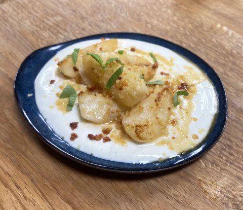 Poires rôties au miel, yaourt grec à la vanille et semoule grillée