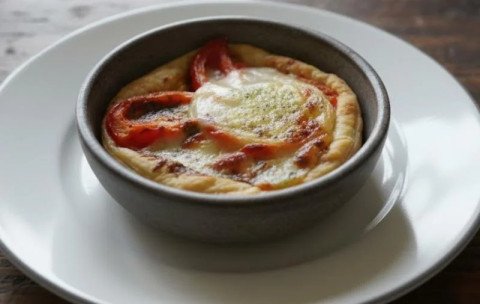 Tarte au pistou, à la tomate et au Rocamadour