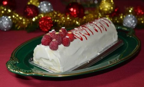 Bûche glacée vanille, meringues et cœur de framboise
