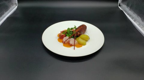 Homard, pommes de terre fondantes, petits pois, shiso pourpre, sauce américaine
