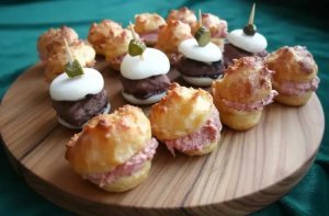 Gougères au thon et mini burgers au Babybel : idée apéritif originale