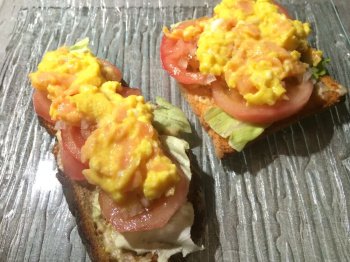 Tartine Oeuf brouillé et saumon