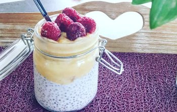 Pudding coco, banane, citron, framboises et graines de chia