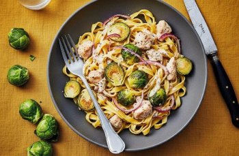 Tagliatelles au poulet, choux de Bruxelles et sauce légère