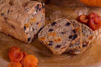 Gâteau au potiron, aux raisins et aux écorces dagrumes