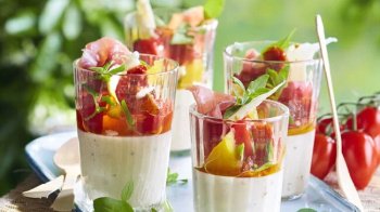 Panna cottas au pecorino et salade de tomate confite
