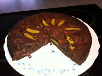 Moelleux au chocolat, pêches et fraises