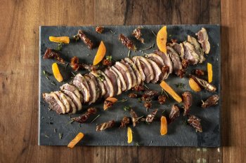 Magret de canard aux épices et fumé à la sciure d’oranger, sucrine grillée et ketchup de carotte au gingembre