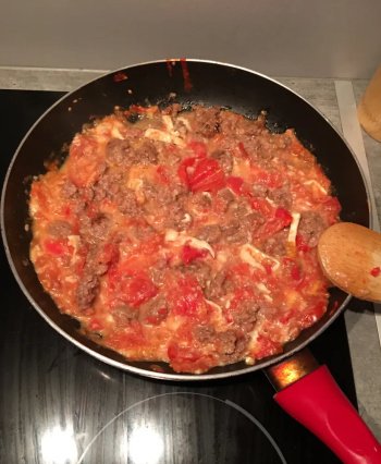 Poêlée du bas de la lande : tomate, chèvre et steak haché