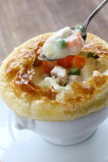 Tourte anglaise au poulet, petits pois et champignons