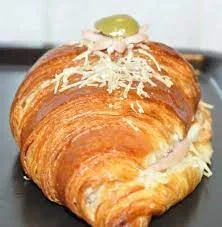 Croissants farcis au jambon et à la béchamel