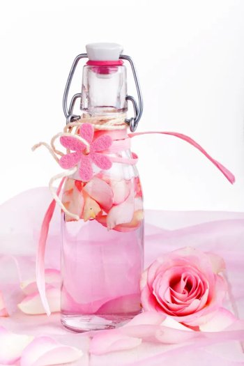 Liqueur de roses maison